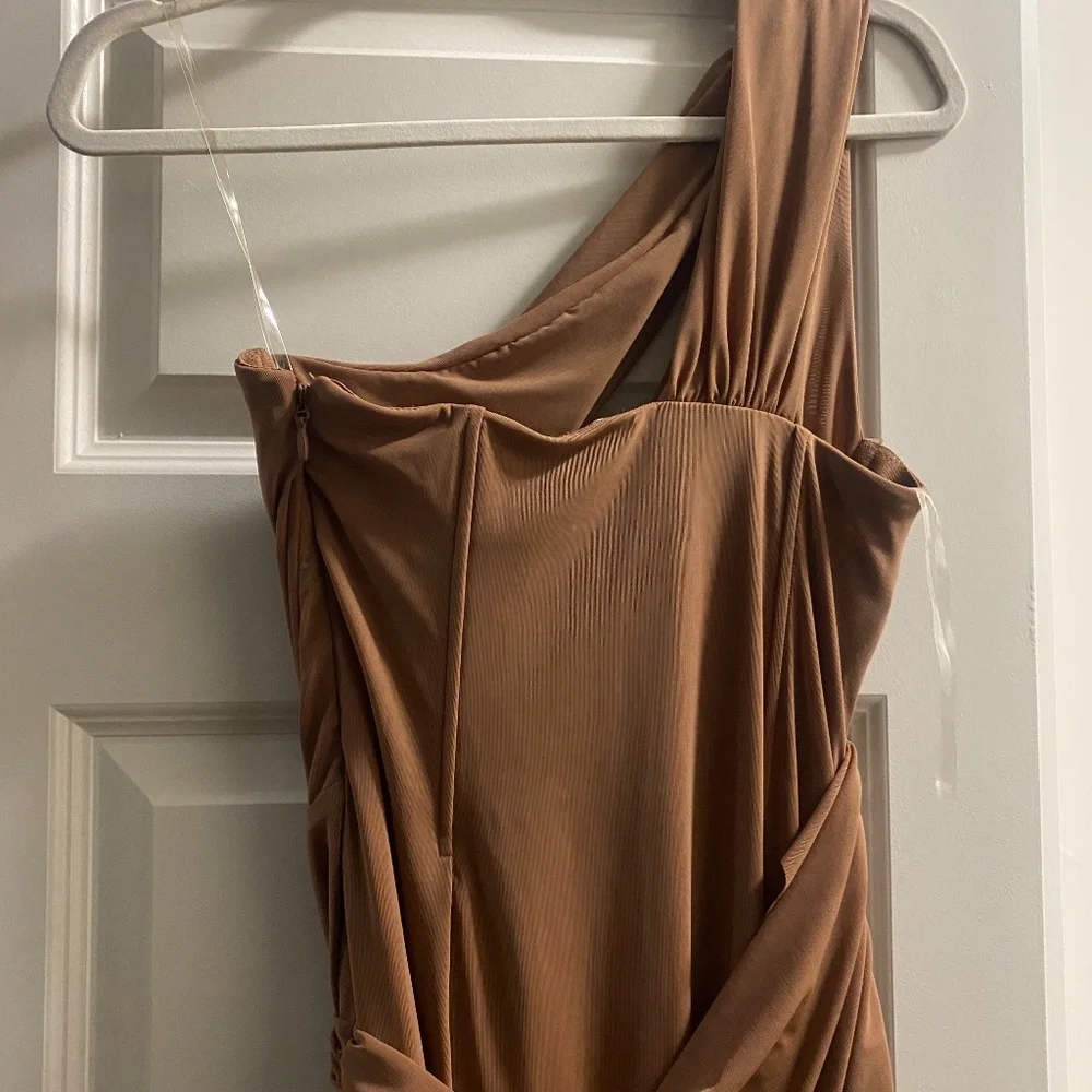 💫 House of CB “Valentina” Mocha Asymmetric Cutout Midi Dress - Size Small - Picture 4 of 4